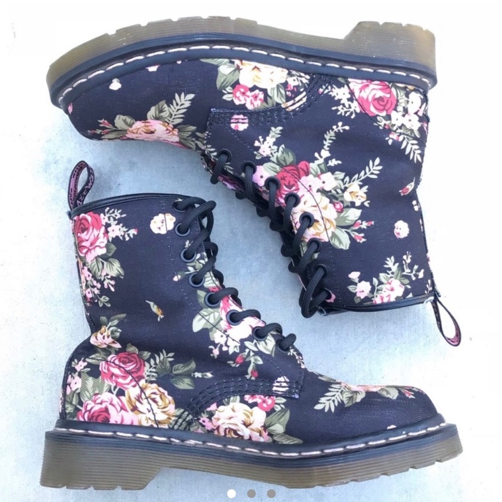 FLORAL DR MARTENS SIZE 9!!! SUPER CUTE